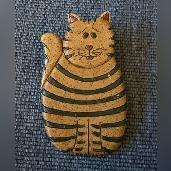 Vintage 1980’s Wooden Brown Striped Tabby Cat Brooch Pin with C clasp. - Picture 2 of 3